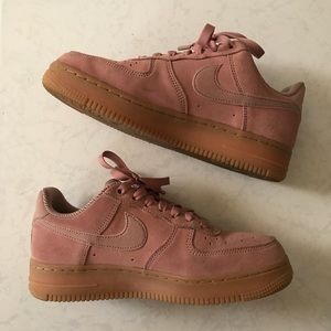 NIKE SE AIR FORCE ONE PINK PARTICLE WITH GUM SOLES